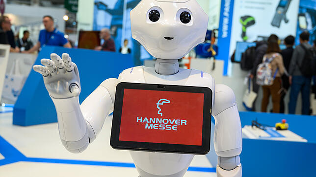 Der Roboter "Pepper" des Herstellers SoftBank Robotics steht auf der Hannover Messe am Stand des Unternehmens Konica Minolta und zeigt ...