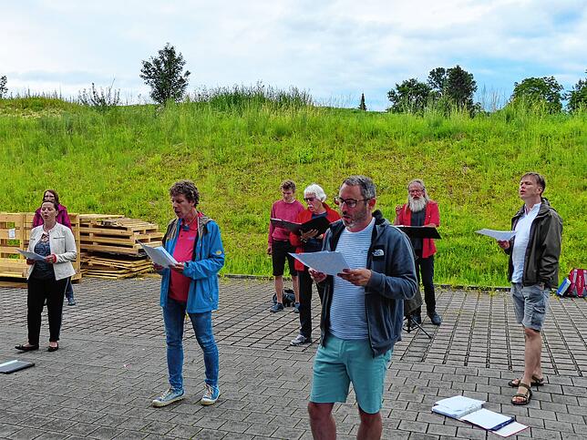 Zwischen Wand, Paletten und grünem Hügel probten die Mitglieder des Gospelchors Markdorf. B