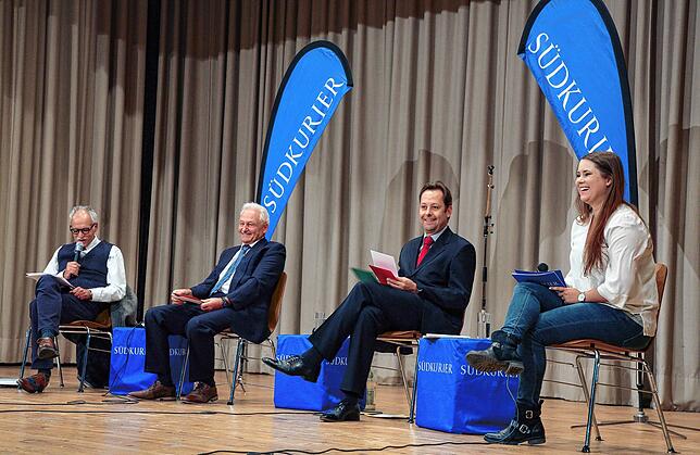Auf dem SÜDKURIER-Podium in der Eichendorffhalle(von links): Moderator Torsten Lucht, Leiter der Lokalredaktion Singen, die beiden ...