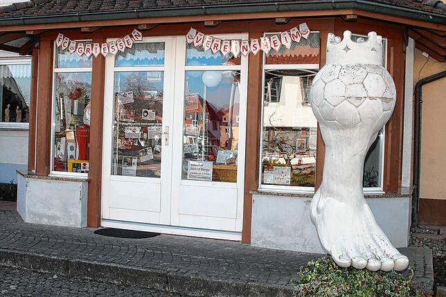 Gesellig: Einblicke in das Leben im Vereinsheim werden bei Bildhauer Norbert Berger gewährt, der auch die Skulptur „König ...
