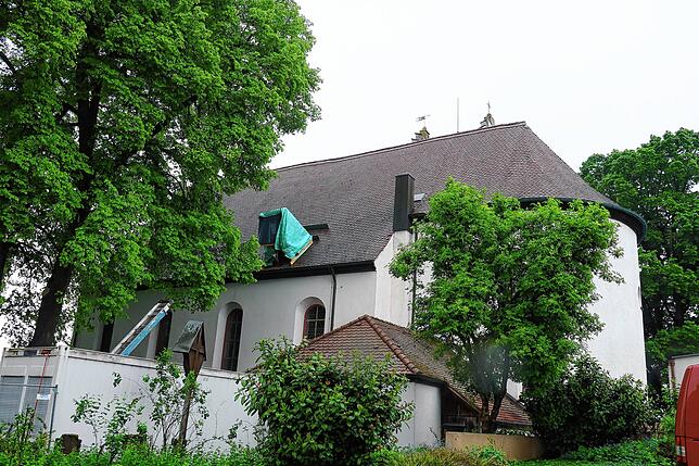 Die Pfarrkirche in Hausen vor Wald wird im Außenbereich saniert.