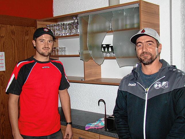 Michael Fecht und Andreas Knoblauch, von links, können es nicht glauben, wie und warum im Sportheim so gewütet wurde.