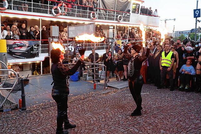 Bild 25: Willkommen an Bord! Diese Passagiere sind beim Torture Ship dabei