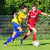 FAL-Stürmer Tim Wegmann (links) im Duell mit Luca Severt vom FC Überlingen, der die Partie mit 2:0 gewann.
