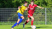 FAL-Stürmer Tim Wegmann (links) im Duell mit Luca Severt vom FC Überlingen, der die Partie mit 2:0 gewann.