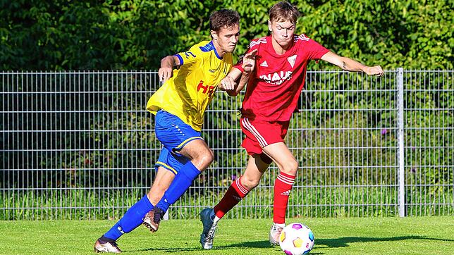 FAL-Stürmer Tim Wegmann (links) im Duell mit Luca Severt vom FC Überlingen, der die Partie mit 2:0 gewann.