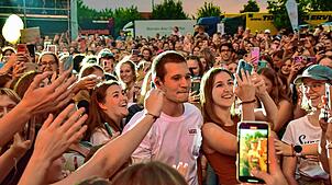 Der deutsche Popsänger Wincent Weiss genießt beim Sommersound VS 2022 das Bad in der Menge. Auch 2026 wird er in VS auftreten. Foto: ...
