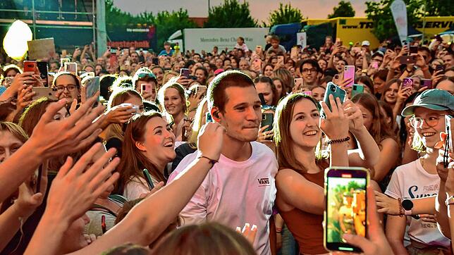 Wincent Weiss geniesst beim Sommersound VS 2022 das Bad in der Menge. Danach erholte er sich in St. Georgen.