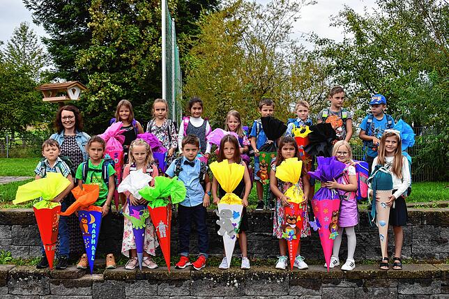 An der Korbinian-Brodmann-Grundschule in Hohenfels gibt es eine neue erste Klasse. Die Kinder freuen sich gemeinsam mit ihrer Lehrerin ...