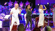 Beim Benefiz-Konzert der Big Band der Bundeswehr harmonierten die Gesangssolisten Marco Matias, Bonita Nießen und Sofia Anderson (von ...