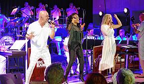 Beim Benefiz-Konzert der Big Band der Bundeswehr harmonierten die Gesangssolisten Marco Matias, Bonita Nießen und Sofia Anderson (von ...