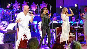 Beim Benefiz-Konzert der Big Band der Bundeswehr harmonierten die Gesangssolisten Marco Matias, Bonita Nießen und Sofia Anderson (von ...