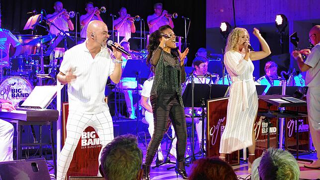 Beim Benefiz-Konzert der Big Band der Bundeswehr harmonierten die Gesangssolisten Marco Matias, Bonita Nießen und Sofia Anderson (von ...