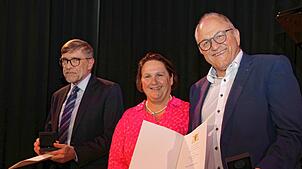 Die Kultusministerin des Landes Baden-Württemberg, Theresia Schopper überreichte Alt-Bürgermeister Georg Eble (links) und dem ehemaligen ...