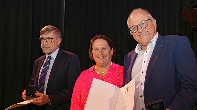 Die Kultusministerin des Landes Baden-Württemberg, Theresia Schopper überreichte Alt-Bürgermeister Georg Eble (links) und dem ehemaligen ...
