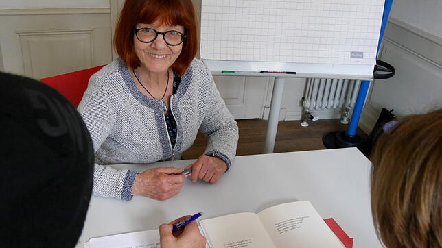 Während Leonardo Brückner das Q zu schreiben übt, liest Miriam Sutter (Namen geändert) einen Text. Dozentin Rotraud Wetzel hilft den beiden.