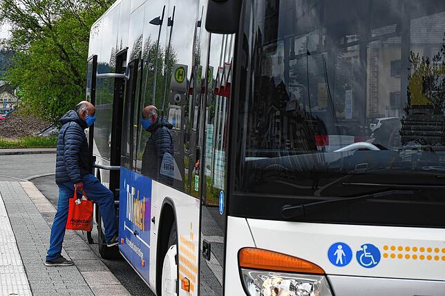 Am Stockacher Busbahnhof: Auch Fahrgäste von Linienbussen müssen einen Mund-Nasen-Schutz tragen. Dieser Mann macht es vor.