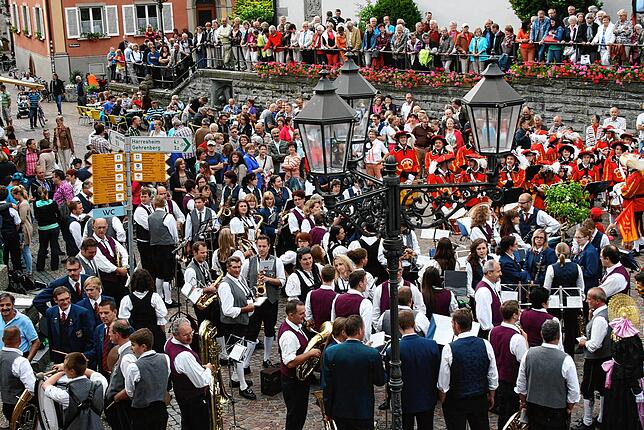Zur Verkündigung des Wahlergebnisses der Bürgermeisterwahl in Markdorf am 30. Juni strömten die Bürger auf den Rathausplatz. Im ...