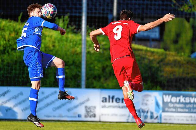 Bild 7: Spitzenreiter FC Erzingen setzt sich mit 5:0 beim FC RW Weilheim durch &ndash; und wir haben die Bilder!