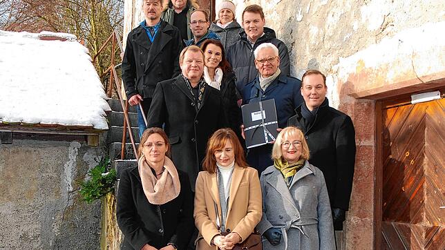Bei der Übergabe der Unterschriften (von links unten nach rechts oben): Nicole Netzhammer (Vorsitzende Kulturraum Klettgau), ...