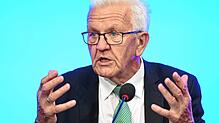 Winfried Kretschmann (Bündnis 90/Die Grünen), Ministerpräsident von Baden-Württemberg, ärgert sich über die CDU.