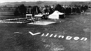 Die Flieger werden mit einem großen Schriftzug „Villingen“ begrüßt, der auf die Landebahn aufgebracht worden ist.