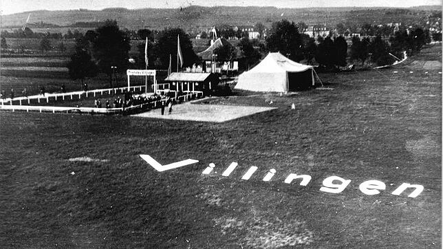 Die Flieger werden mit einem großen Schriftzug „Villingen“ begrüßt, der auf die Landebahn aufgebracht worden ist.