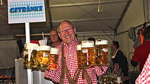 Hermann Kaister hatte alle Hände voll zu tun im Ausschank.