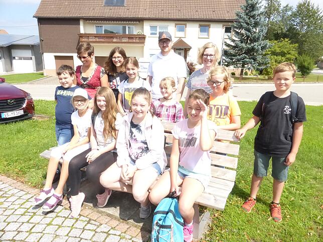 Frohgemut starten die Kinder am Freitag am Komminger Dorfbrunnen zum Zoo und Freizeitpark Tatzmania nach Löffingen. Foto: Gernot Suttheimer