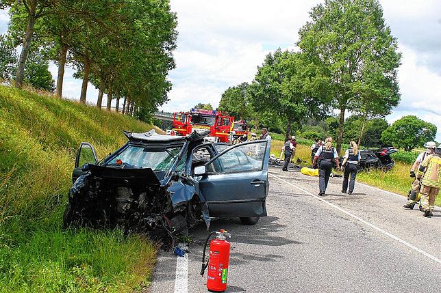 Durch die heftige Kollision der Fahrzeuge ist der gesamte Motorblock des Skoda aus der Verankerung gerissen.