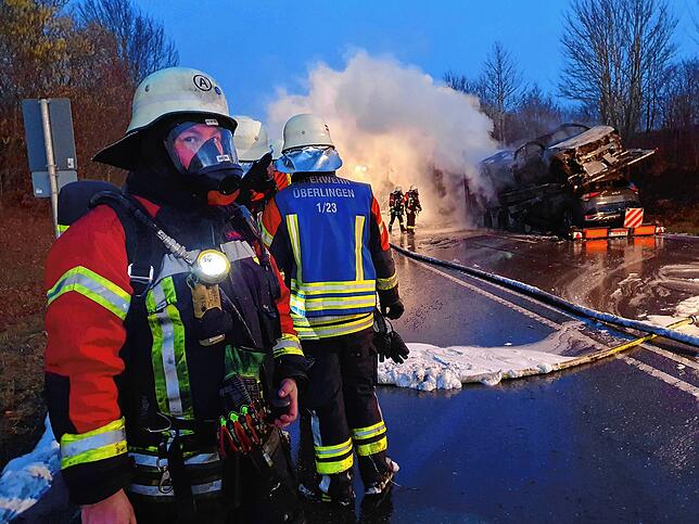 Bild 8: Bilder von Einsatz und Bergung auf der B 31: E-Autos brennen
