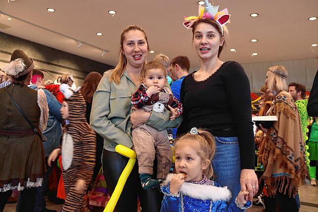 Daniela Olmos Ortega (links) mit Tochter Camila und Maria Gomotrciano mit Tochter Patricia (rechts).