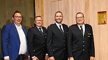 Neuwahlen bei der Freiwilligen Feuerwehr Dogern. Das Bild zeigt (von links): Bürgermeister Fabian Prause, Jürgen Steßl (Zweiter ...