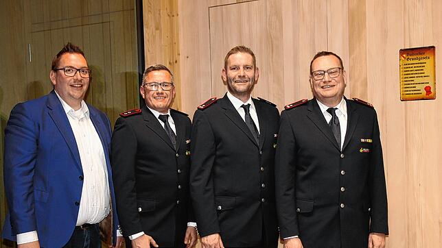 Neuwahlen bei der Freiwilligen Feuerwehr Dogern. Das Bild zeigt (von links): Bürgermeister Fabian Prause, Jürgen Steßl (Zweiter ...