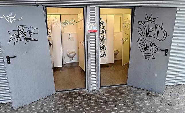 Die öffentliche Toilette am Schänzle. Jahrelang stand sie am Zoll, ohne große Beschädigungen. Nun sind verschiedene Schmierereien zu ...
