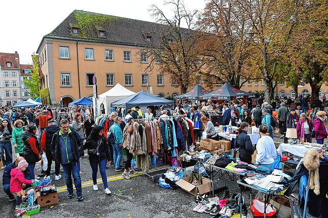 Bild 16: Konstanz – Altstadt-Flohmarkt auf dem Stephansplatz: Hier stöbern und feilschen die Konstanzer