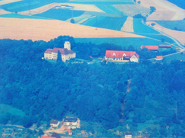 Der Schlosshof hoch über Stühlingen war dem Schloss Hohenlupfen vorgelagert: Ein Fachwerkgebäude mit Wiederkehren und Hoftor wie aus dem ...