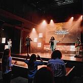 Auf die Bühne der Hillsong Church in Konstanz spielt eine Live-Band.