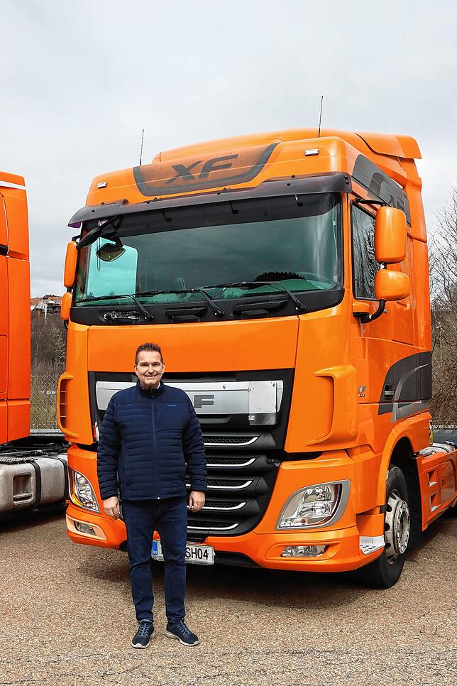 Alexander Litterst, Verkaufsleiter Deutschland von Sara Transorte, vor einem Lastwagen des Unternehmens.