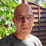 Frank Köke auf seiner Terrasse in der Schweiz. Früher träumte er von einer Cannabis-Plantage hinterm Haus, heute meditiert er.