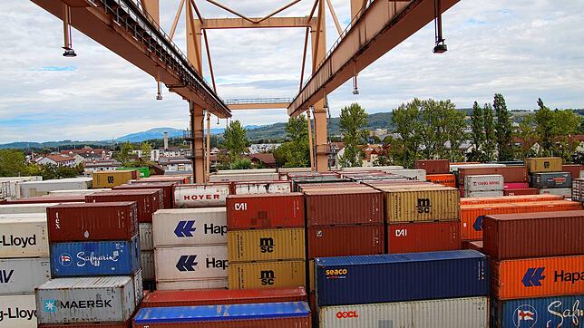 Container im Rheinhafen Basel (Symbolbild). Auf einem Containerschiff in Weil am Rhein ist am Mittwoch ein Brand ausgebrochen.