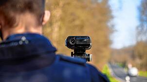 Ein Polizist mit einer Radarpistole (Symbolbild). Bei Lauchringen ist ein 19-Jähriger geblitzt worden, der mit über 80 km/h zu schnell fuhr.