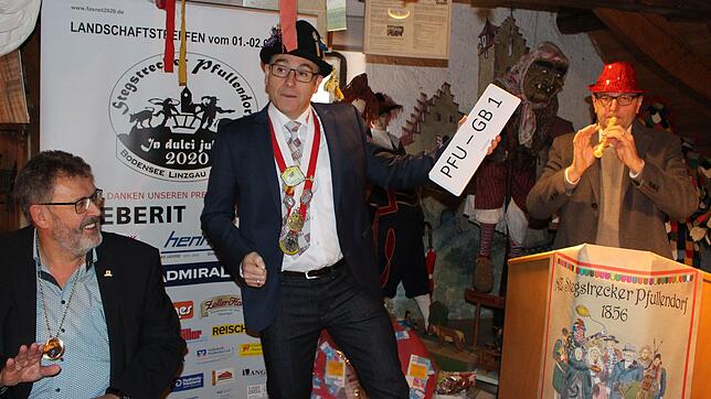 Ein Tänzchen in Ehren...kann Zunftmeister Andreas Narr (Mitte) niemand verwehren, so groß ist die Vorfreude auf das große Narrentreffen ...