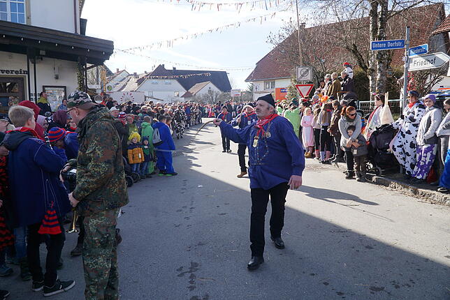 Angeführt wurde der große närrische Lindwurm vom Gastgeber Dittishausen. Hier die Fuhrmänner mit Philipp Laufer, dem Wettklöpfer-König.