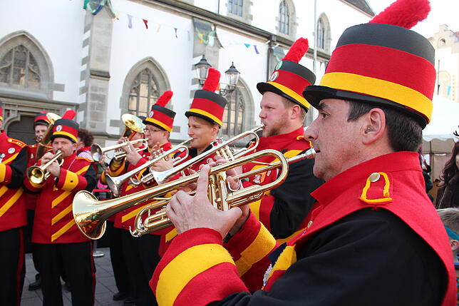 Bild 17: Die Girls von Cheerio Ratoldi geben den Groove auf dem Marktplatz vor