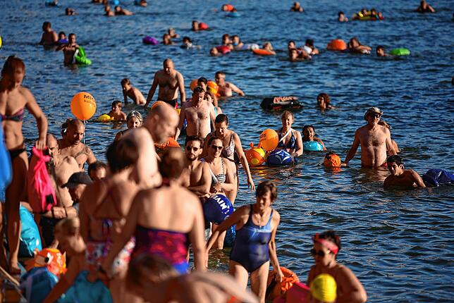 Rheinschwimmen in Basel. Das Bild entstand vor Corona-Zeiten.