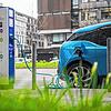 Ein Elektroauto des Typs BMW i3 lädt in Stuttgart an einer Stromtankstelle.