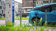 Ein Elektroauto des Typs BMW i3 lädt in Stuttgart an einer Stromtankstelle.