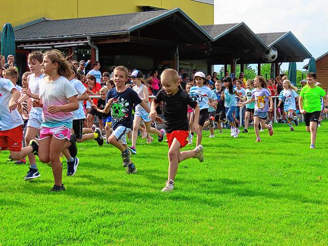 Über 60 Kinder der Bad Säckinger Schulen sowie zahlreiche weitere Läufer beteiligten sich am Spendenlauf für Fabienne.