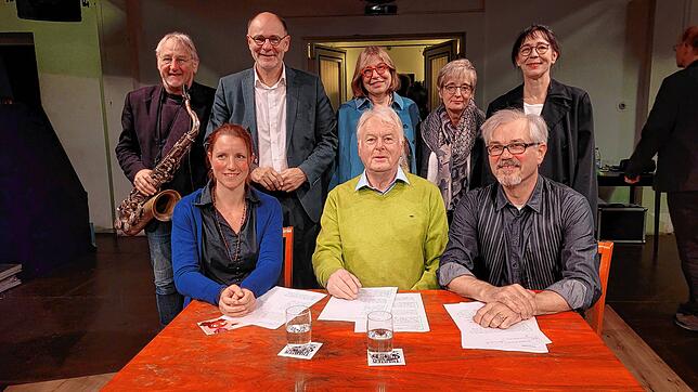 Bei der Matinee dabei: (vorne von links) Dina Roos, Udo Engelhardt und Daniel Leers sowie (hinten stehend, von links) der Saxophonist ...